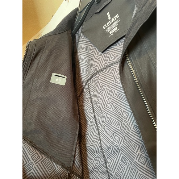 ELEVATE Fitness Softshell Jacket 🖤 - Picture 5 of 11